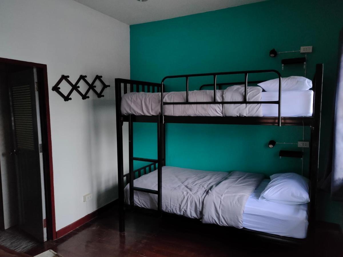 Blue Moon House - A Budget Hostel For Easy Travellers Chiang Mai Esterno foto