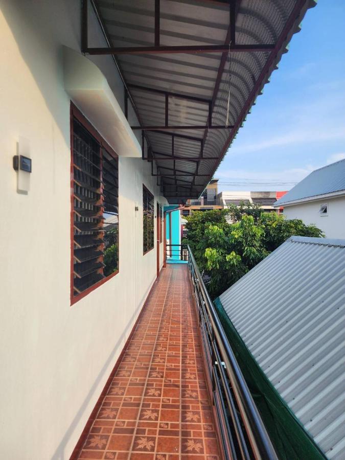 Blue Moon House - A Budget Hostel For Easy Travellers Chiang Mai Esterno foto
